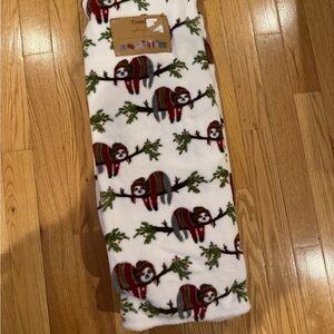 Cozy Sloth Print Throw Blanket - Multicolor